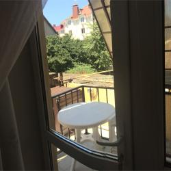 Комната комфорт с 1 односпальной и 1 двуспальной кроватью с балконом