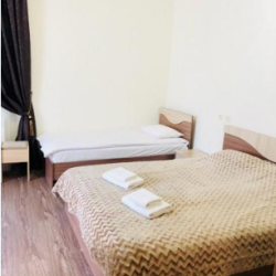 Номер стандарт с 1 односпальной и 1 двуспальной кроватью