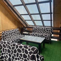 Номер студия с 3 односпальными и 2 двуспальными кроватями (мансарда)