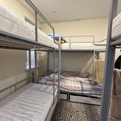 Кровать в 6-местном общем номере