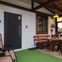 2-комнатный коттедж премиум с 3 односпальными и 1 двуспальной кроватью (мансарда)