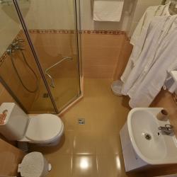 Комната полулюкс с 2 односпальными и 1 двуспальной кроватью