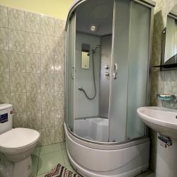 Номер эконом стандарт с 2 односпальными и 1 двуспальной кроватью