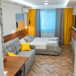 Номер стандарт улучшенный с 2 односпальными кроватями и диваном