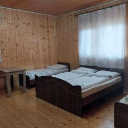 Номер стандарт с 2 односпальными и 1 двуспальной кроватью