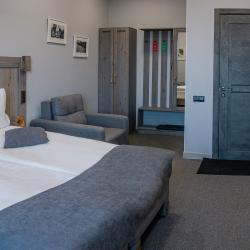 3-местный номер комфорт улучшенный с 1 односпальной и 1 двуспальной кроватью