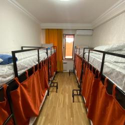 Кровать в 8-местном общем мужском номере (общие удобства)