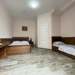 Комната комфорт с 1 односпальной и 1 двуспальной кроватью на 1 этаже