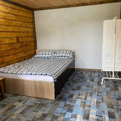 Коттедж эконом с 2 односпальными и 1 двуспальной кроватью