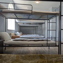 Кровать в 12-местном общем номере