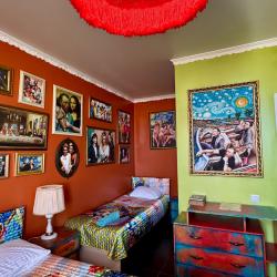 Кровать в 3-местном общем женском номере Фрида