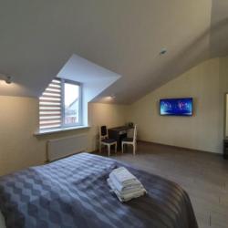 Номер полулюкс с 1 двуспальной кроватью (мансарда)