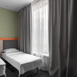 Номер стандарт семейный с 1 двуспальной кроватью и 2 креслами-кроватями