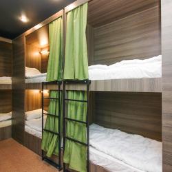 Кровать в 8-местном общем номере (без окна)