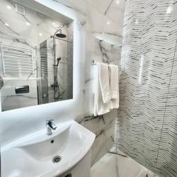 Номер комфорт с 1 двуспальной кроватью и балконом (мансарда)