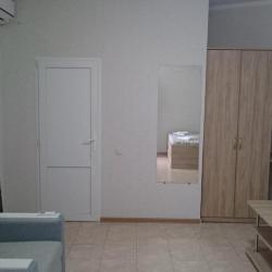 Комната стандарт с 1 односпальной или 1 двухъярусной кроватью и 1 двуспальной кроватью