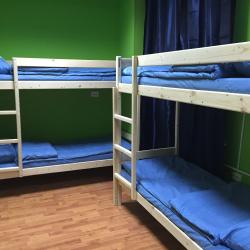 Кровать в 8-местном общем женском номере