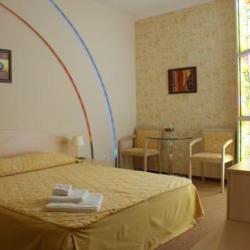 Номер стандарт с 1 двуспальной кроватью (без окна)