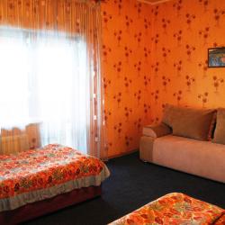 Номер стандарт с 2 односпальными кроватями и диваном
