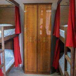 Кровать в 6-местном общем номере