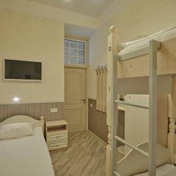 Кровать в общем номере c 1 односпальной и 1 двухъярусной кроватью (удобства на этаже)