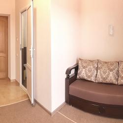 Номер полулюкс семейный с 1 двуспальной кроватью и диваном