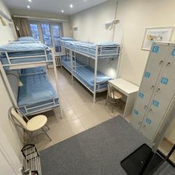 Кровать в 8-местном общем номере