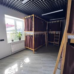 Кровать в 8-местном общем женском номере