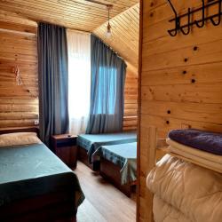 Номер комфорт с 1 односпальной и 1 двуспальной кроватью №7