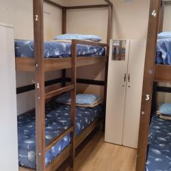 Кровать в 6-местном общем мужском номере (удобства на этаже)
