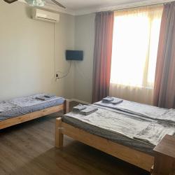 Номер стандарт с 1 односпальной и 1 двуспальной кроватью