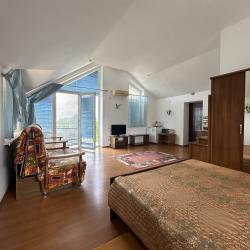 1-комнатный номер полулюкс комфорт с 1 односпальной и 1 двуспальной кроватью (мансарда)