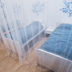 Кровать в женском номере c 2 двухъярусными кроватями и 3 односпальными (удобства на этаже)