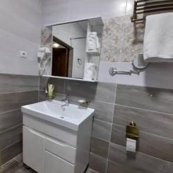 Номер стандарт семейный с 2 односпальными и 1 двуспальной кроватью (мансарда)