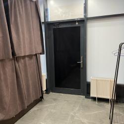 Кровать в номере студия