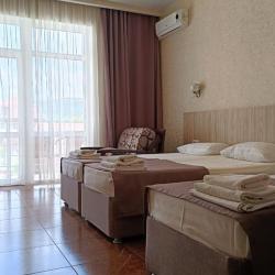 Комната стандарт с 2 односпальными и 1 двуспальной кроватью