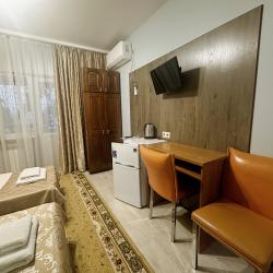 Номер стандарт с 2 односпальными кроватями с балконом