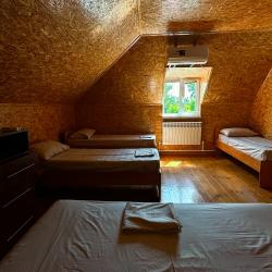 Номер стандарт семейный с 3 односпальными и 1 двуспальной кроватью (мансарда)