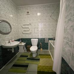 Номер полулюкс с 1 односпальной и 1 двуспальной кроватью №25