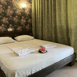 Номер стандарт комфорт с 1 односпальной и 1 двуспальной кроватью