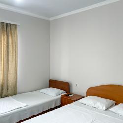 Номер стандарт с 2 односпальными и 1 двуспальной кроватью