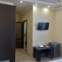 Номер стандарт с 1 двуспальной кроватью c боковым видом на море