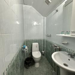 Номер стандарт с 1 односпальной и 1 двуспальной кроватью (мансарда) С9
