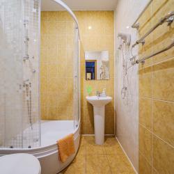 Трехместная комната Комфорт с двуспальной кроватью и диваном