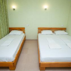 Номер стандарт комфорт с 1 односпальной и 1 двуспальной кроватью