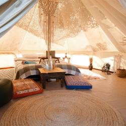 Шатёр комфорт Gateway Tent nestled in a garden (общие удобства на территории)