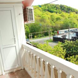 Номер стандарт с 2 односпальными и 1 двуспальной кроватью с балконом