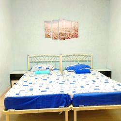 Номер стандарт с 2 односпальными и 1 двуспальной кроватью