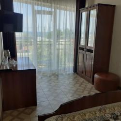 Комната улучшенная с 2 односпальными и 1 двуспальной кроватью