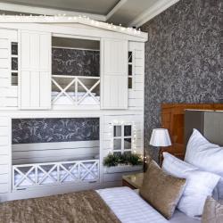 Семейный номер с 1 двухъярусной и 1 двуспальной кроватями